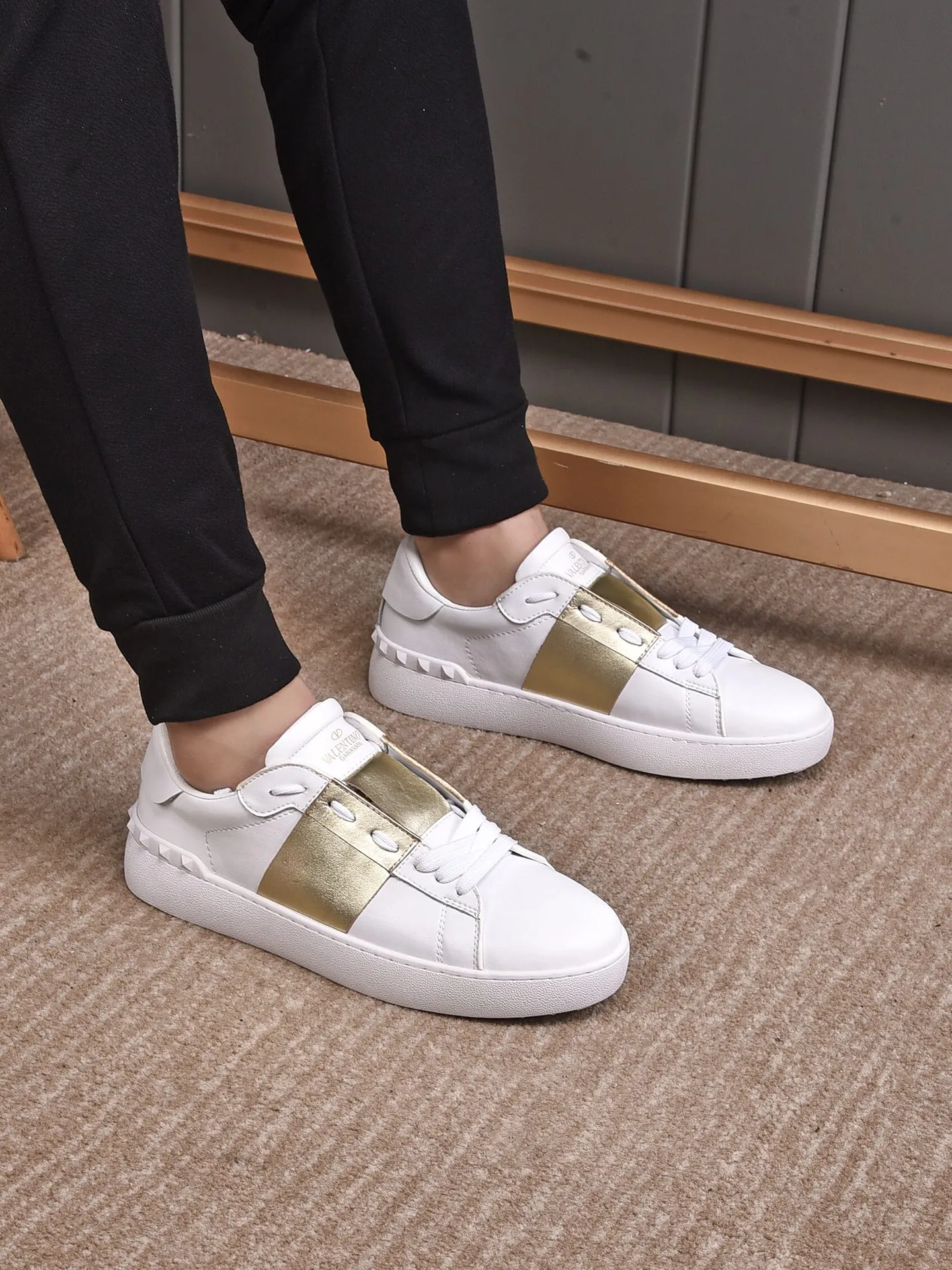 Men's shoes 440💰 (men and women couples) Valentino classic color matching series casual shoes. Made with heavy craftsmanship, good products pay attention to every detail. A must-have trendy item that can be worn all year round, it has been worn by many celebrities and Internet celebrities~~Imported cowhide surface, unique design concept, sheepskin lining, counter quality. Women’s clothing 35-40. Men’s clothing 39-44, 45-46 (returns and exchanges are not supported for custom-made items)